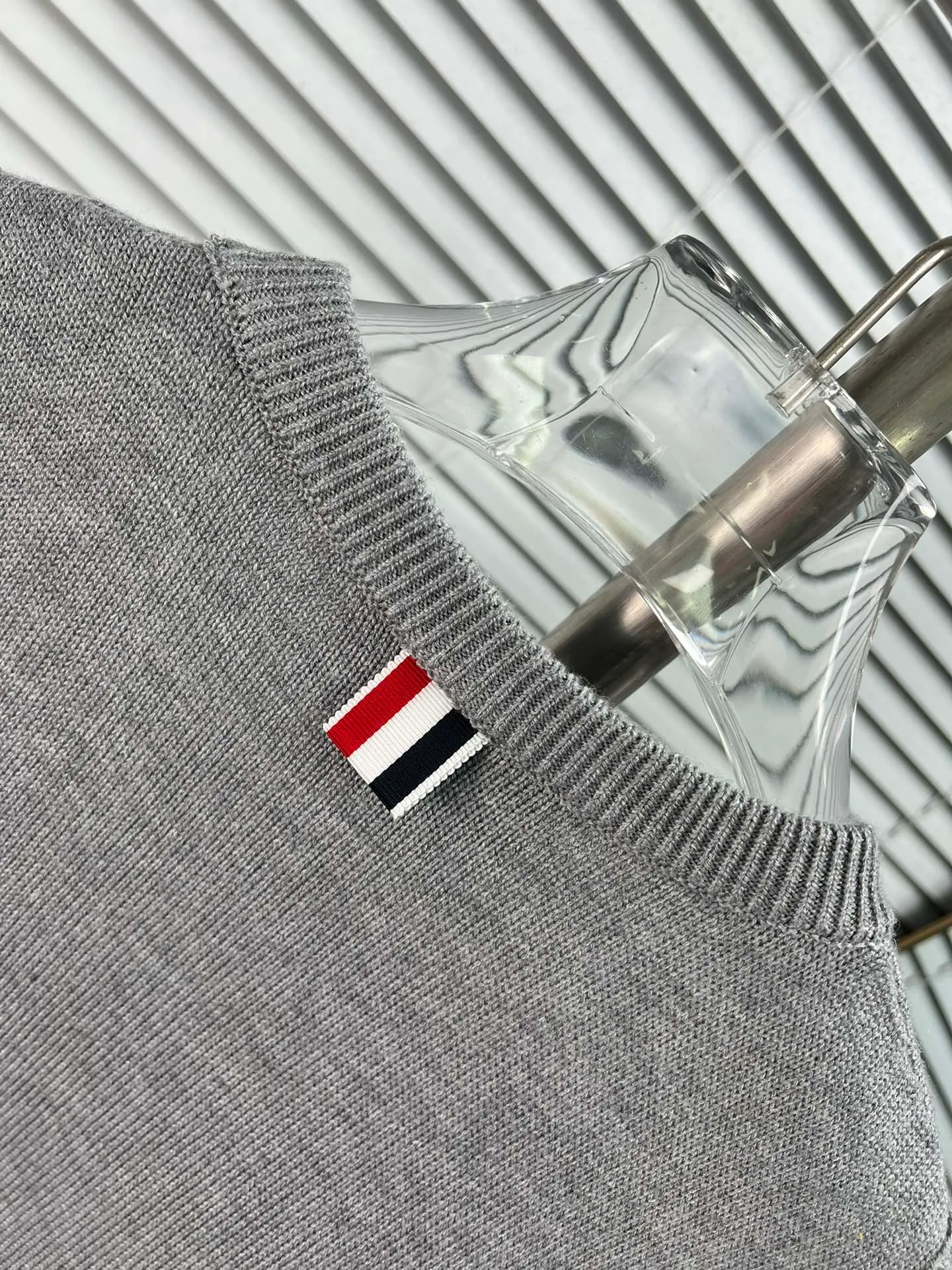 THOM BROWNE🇳🇱New Arrival 𝐃𝐞𝐭𝐚𝐢𝐥 ： TB ， ， ， ， ooookkkkkk ， ， ， ， T look jue ：Gray White Navy Blue Sizes： 0.1.2(S.M.L)